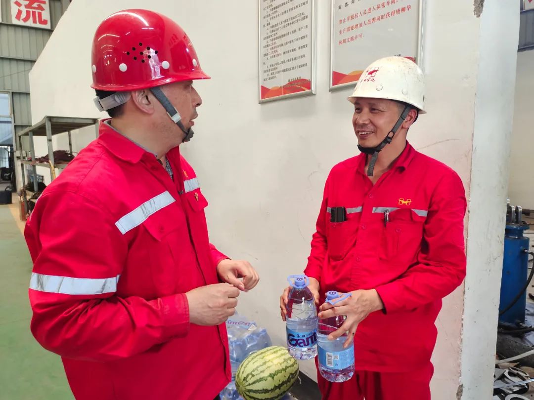 關(guān)愛職工情系一線 化機(jī)公司開展送清涼活動(圖2) 圖片