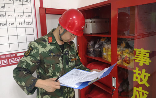 宜都園區(qū)蒲東亞榮獲“2018年度全省專職消防隊伍先進工作者”榮譽稱號(圖1) 宜都園區(qū)蒲東亞榮獲“2018年度全省專職消防隊伍先進工作者”榮譽稱號(圖1)