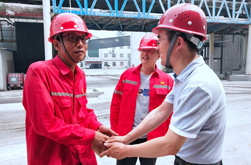 集團領(lǐng)導(dǎo)看望慰問離退休黨員、基層困難黨員和年輕黨員(圖2)