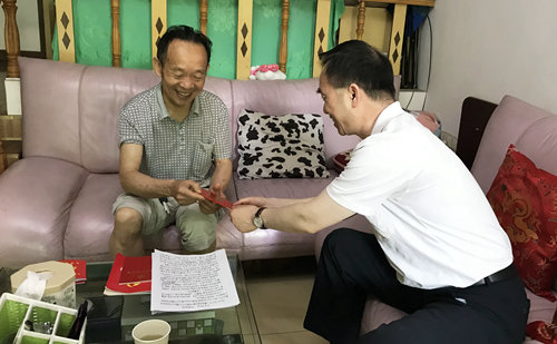 集團領(lǐng)導(dǎo)看望慰問離退休黨員、基層困難黨員和年輕黨員(圖3)