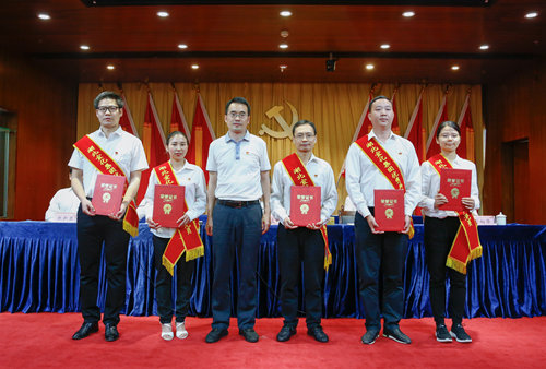 宜化集團召開慶祝中國共產(chǎn)黨成立98周年暨表彰大會(圖6) 宜化集團召開慶祝中國共產(chǎn)黨成立98周年暨表彰大會(圖6)