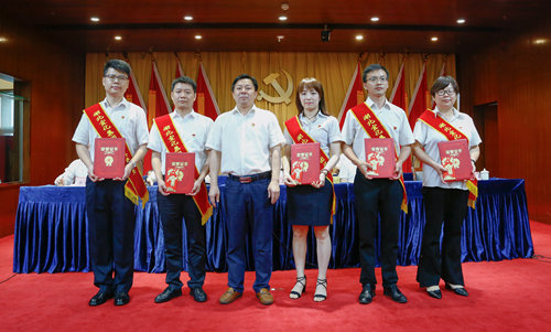 宜化集團召開慶祝中國共產(chǎn)黨成立98周年暨表彰大會(圖7) 宜化集團召開慶祝中國共產(chǎn)黨成立98周年暨表彰大會(圖7)