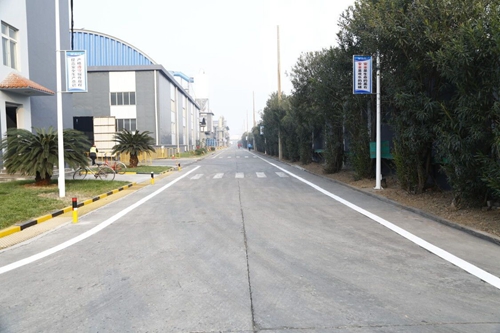 熱火朝天！集團(tuán)總部140余人到股份公司氯堿分廠開(kāi)展勞動(dòng)(圖3)