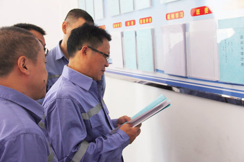 王大真到新疆天運(yùn)現(xiàn)場辦公(圖2) 王大真到新疆天運(yùn)現(xiàn)場辦公(圖2)