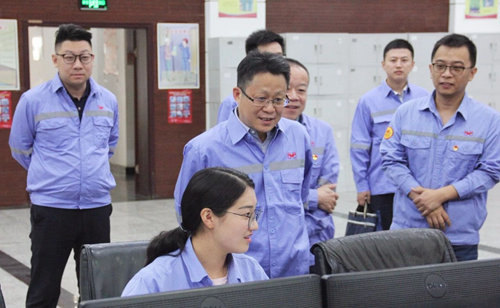 王大真到新疆天運(yùn)現(xiàn)場辦公(圖1) 王大真到新疆天運(yùn)現(xiàn)場辦公(圖1)