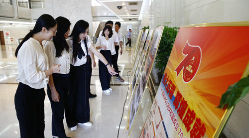 集團(tuán)總部舉行《偉大歷程 輝煌成就——慶祝中華人民共和國(guó)成立70周年》圖片展(圖2) 集團(tuán)總部舉行《偉大歷程 輝煌成就——慶祝中華人民共和國(guó)成立70周年》圖片展(圖2)