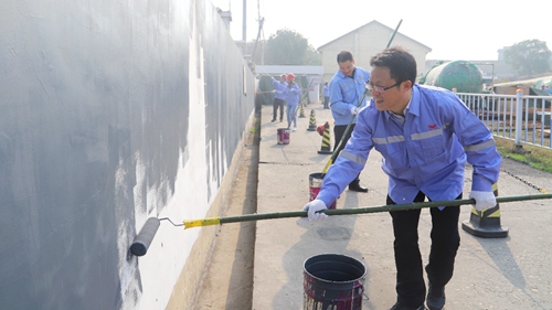 集團(tuán)領(lǐng)導(dǎo)干部深入基層一線(xiàn)勞動(dòng)(圖1) 集團(tuán)領(lǐng)導(dǎo)干部深入基層一線(xiàn)勞動(dòng)(圖1)