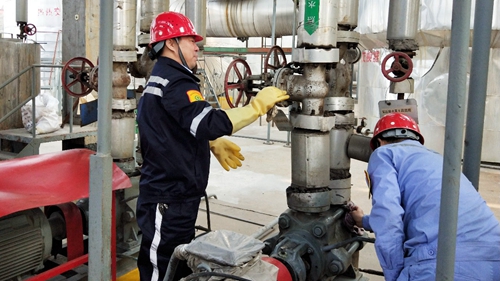 集團(tuán)領(lǐng)導(dǎo)干部深入基層一線(xiàn)勞動(dòng)(圖4) 集團(tuán)領(lǐng)導(dǎo)干部深入基層一線(xiàn)勞動(dòng)(圖4)