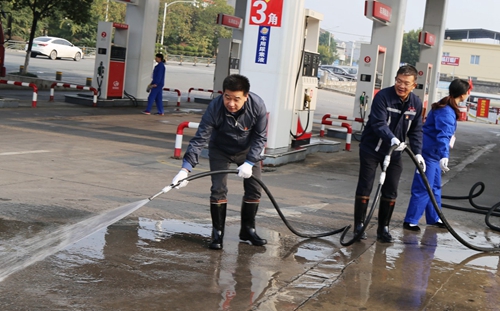 集團(tuán)領(lǐng)導(dǎo)干部深入基層一線(xiàn)勞動(dòng)(圖10) 集團(tuán)領(lǐng)導(dǎo)干部深入基層一線(xiàn)勞動(dòng)(圖10)