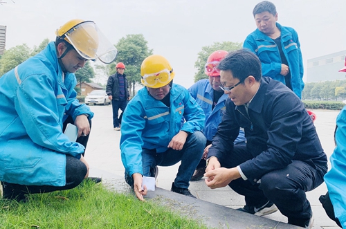 王大真到松滋肥業(yè)、楚星公司現(xiàn)場辦公(圖2)