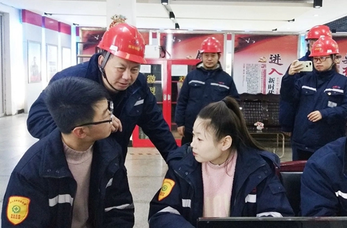 張忠華到雙環(huán)公司現(xiàn)場調(diào)研(圖1) 張忠華到雙環(huán)公司現(xiàn)場調(diào)研(圖1)