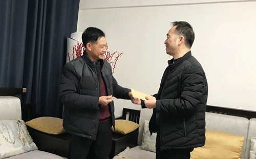 集團(tuán)領(lǐng)導(dǎo)春節(jié)前走訪(fǎng)慰問(wèn)一線(xiàn)職工、困難職工和離退休老干部(圖2)