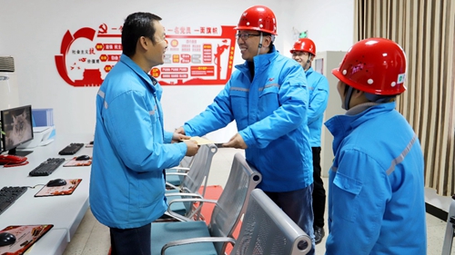 集團(tuán)領(lǐng)導(dǎo)春節(jié)前走訪(fǎng)慰問(wèn)一線(xiàn)職工、困難職工和離退休老干部(圖6)