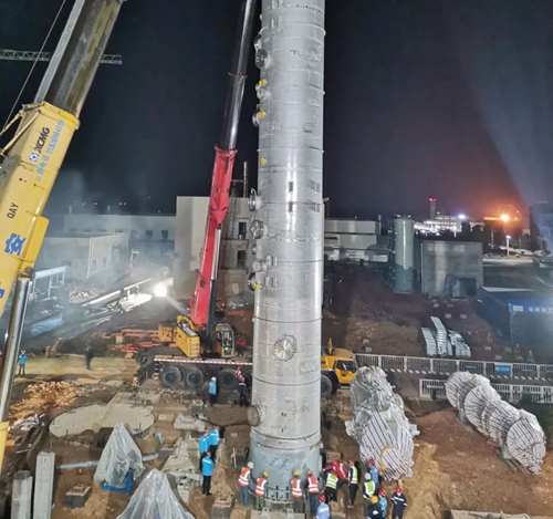 TMP項(xiàng)目最大最高最重單體設(shè)備成功吊裝(圖1) TMP項(xiàng)目最大最高最重單體設(shè)備成功吊裝(圖1)