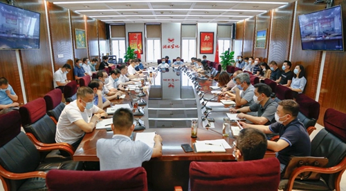 集團(tuán)召開(kāi)行政辦公會(huì) 強(qiáng)調(diào)領(lǐng)導(dǎo)干部要有責(zé)任之心仁愛(ài)之心擔(dān)當(dāng)之責(zé)(圖1) 集團(tuán)召開(kāi)行政辦公會(huì) 強(qiáng)調(diào)領(lǐng)導(dǎo)干部要有責(zé)任之心仁愛(ài)之心擔(dān)當(dāng)之責(zé)(圖1)