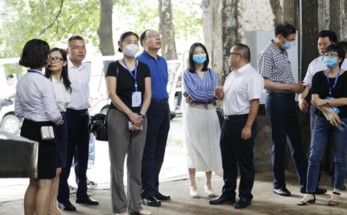 貴州省第三屆省長質(zhì)量獎評審專家組到金沙酒業(yè)現(xiàn)場評審(圖3) 貴州省第三屆省長質(zhì)量獎評審專家組到金沙酒業(yè)現(xiàn)場評審(圖3)