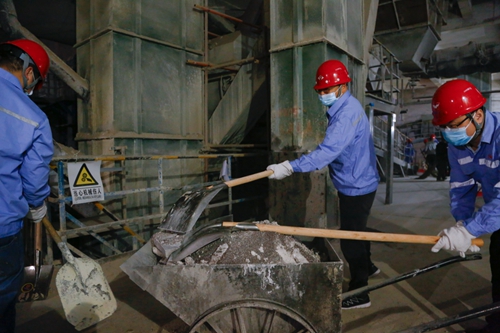 集團(tuán)總部機(jī)關(guān)干部到股份公司勞動(dòng)(圖5) 集團(tuán)總部機(jī)關(guān)干部到股份公司勞動(dòng)(圖5)