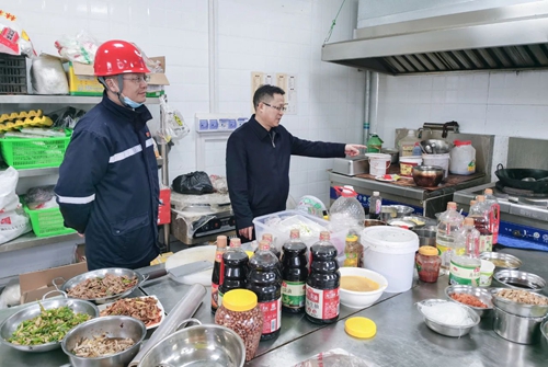 王大真在股份公司一線向全集團(tuán)廣大干部職工拜年(圖14) 王大真在股份公司一線向全集團(tuán)廣大干部職工拜年(圖14)