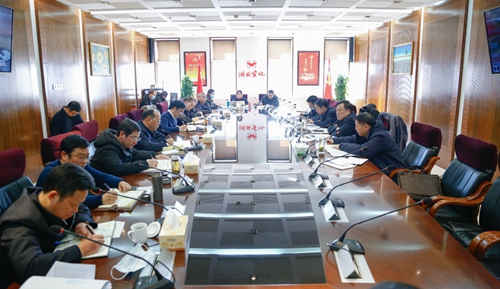 袁衛(wèi)東到集團(tuán)總部現(xiàn)場(chǎng)辦公(圖1) 袁衛(wèi)東到集團(tuán)總部現(xiàn)場(chǎng)辦公(圖1)