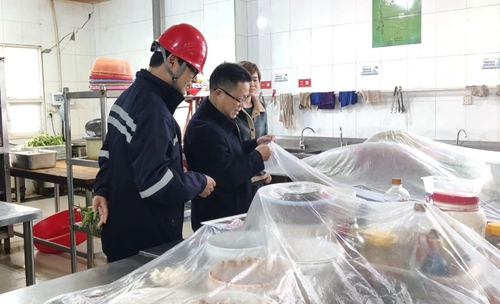 王大真除夕到松滋肥業(yè)和楚星公司走訪慰問(wèn)(圖1) 王大真除夕到松滋肥業(yè)和楚星公司走訪慰問(wèn)(圖1)