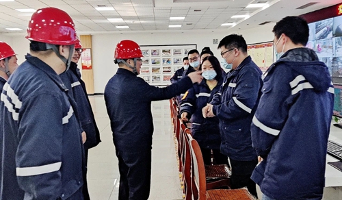 王大真除夕到松滋肥業(yè)和楚星公司走訪慰問(wèn)(圖2) 王大真除夕到松滋肥業(yè)和楚星公司走訪慰問(wèn)(圖2)