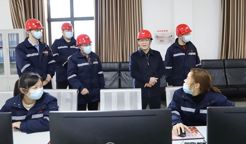 王大真除夕到松滋肥業(yè)和楚星公司走訪慰問(wèn)(圖4) 王大真除夕到松滋肥業(yè)和楚星公司走訪慰問(wèn)(圖4)