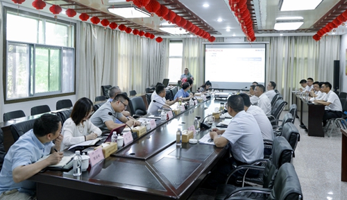 王大真一行到金沙酒業(yè)現場調研(圖2) 王大真一行到金沙酒業(yè)現場調研(圖2)