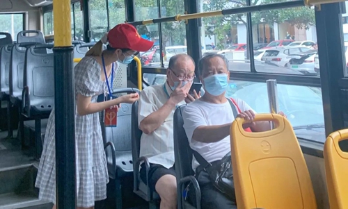 宜化集團積極參與志愿服務為爭創(chuàng)文明典范城市添彩(圖1) 宜化集團積極參與志愿服務為爭創(chuàng)文明典范城市添彩(圖1)