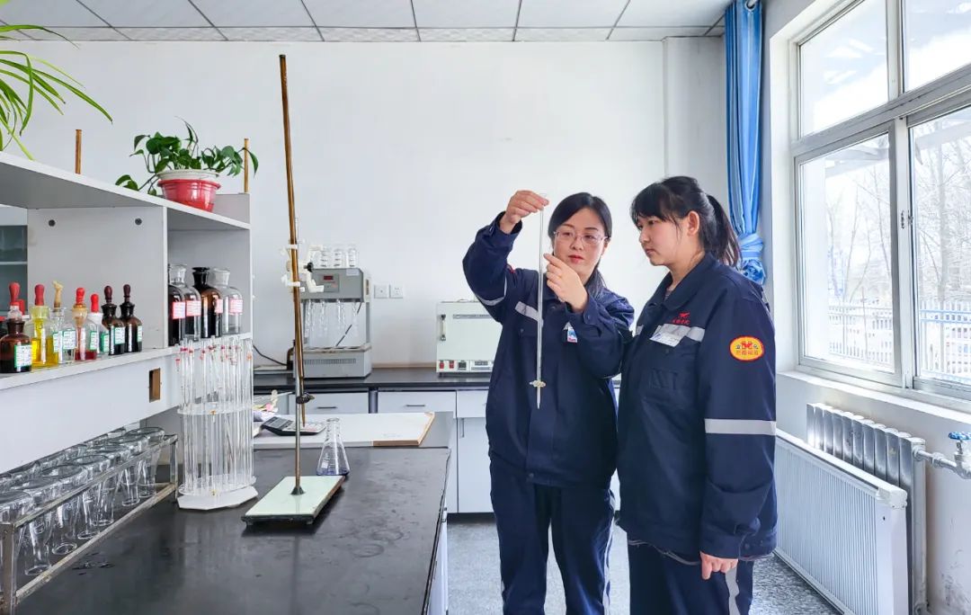 【宜化榜樣】金牌能手李怡虹:用精確分析數(shù)據(jù)指導(dǎo)生產(chǎn)運(yùn)行(圖2) 圖片