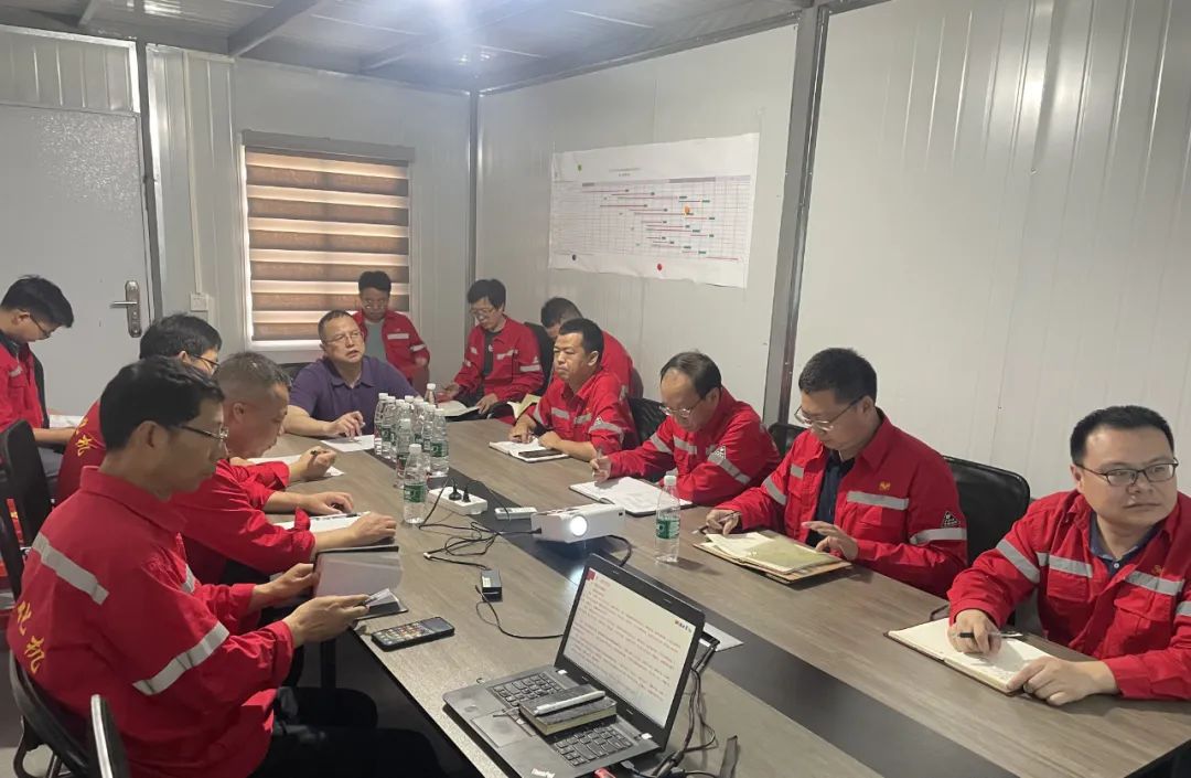 化機(jī)公司黨委書記、董事長、總經(jīng)理?xiàng)钪袧梢恍械绞返だ?xiàng)目現(xiàn)場辦公