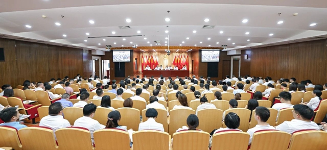 集團(tuán)傳達(dá)學(xué)習(xí)熊征宇馬澤江在宜化專題辦公時的講話精神 吹響沖刺千億號角(圖1) 集團(tuán)傳達(dá)學(xué)習(xí)熊征宇馬澤江在宜化專題辦公時的講話精神 吹響沖刺千億號角(圖1)