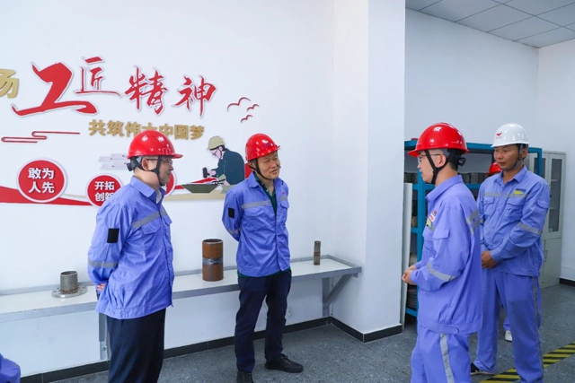 宜昌市總工會副主席崔大江一行到股份公司現(xiàn)場調(diào)研(圖2) 宜昌市總工會副主席崔大江一行到股份公司現(xiàn)場調(diào)研(圖2)