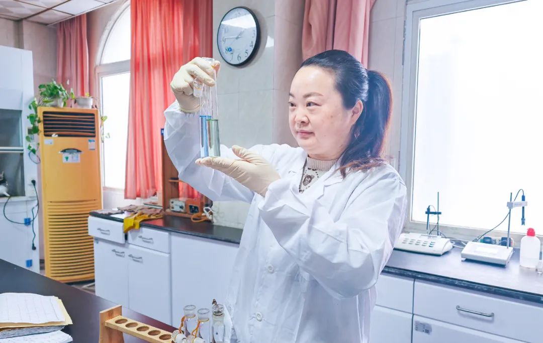 【宜化榜樣】股份公司黃冬燕：立足分析崗位，爭(zhēng)當(dāng)技術(shù)能手(圖2)