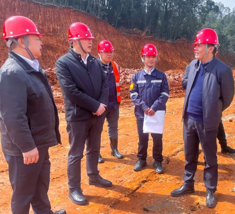 宜昌市國資委黨委書記、主任黃智華一行到楚星公司搬遷升級改造項目現場調研(圖2)
