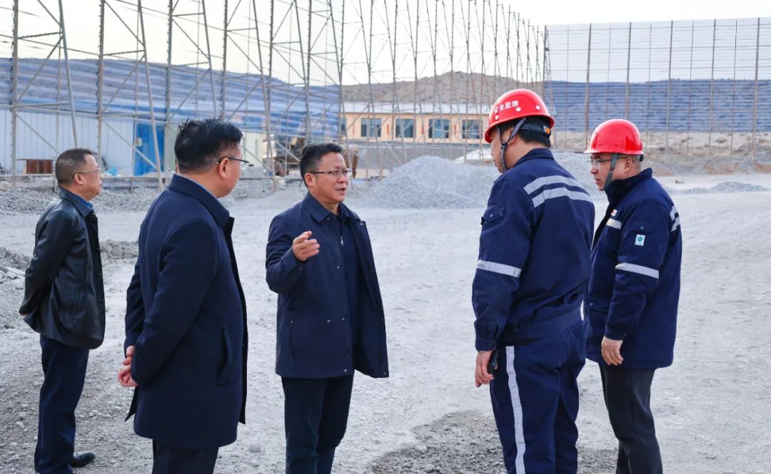 王大真到內(nèi)蒙片區(qū)現(xiàn)場辦公(圖2) 王大真到內(nèi)蒙片區(qū)現(xiàn)場辦公(圖2)