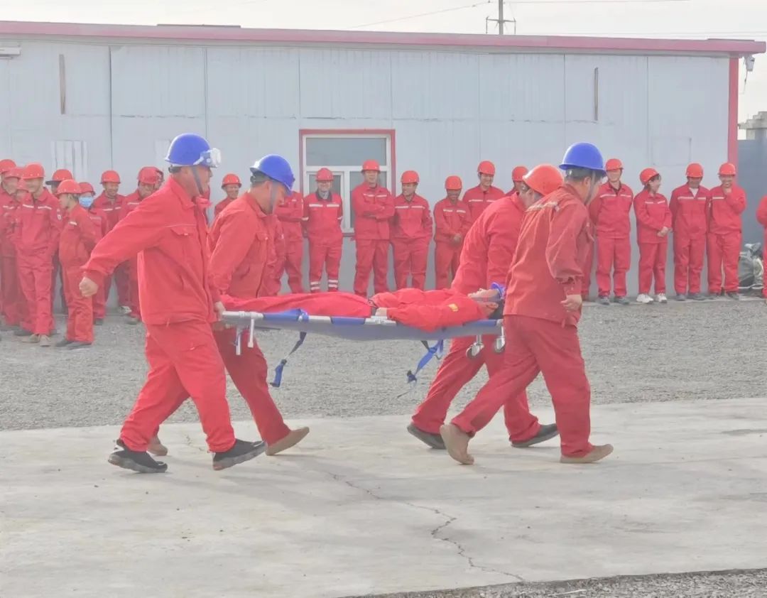 新疆項(xiàng)目部開(kāi)展火災(zāi)事故專(zhuān)項(xiàng)預(yù)案應(yīng)急救援演練(圖2)