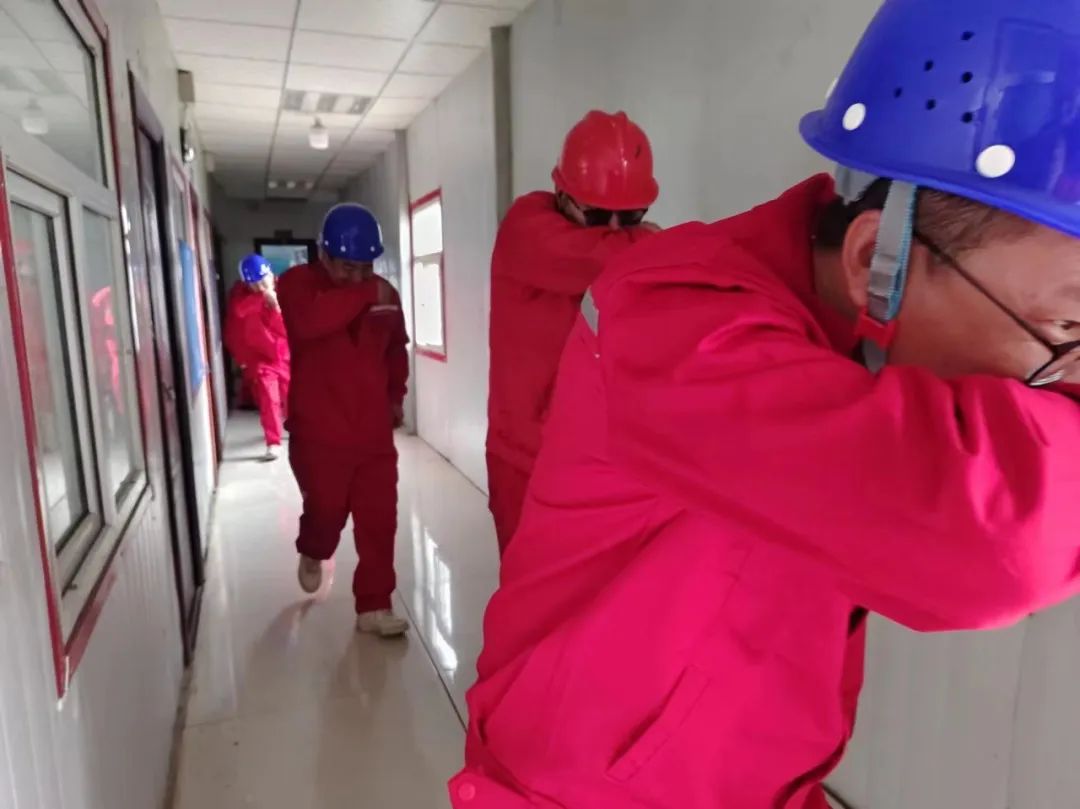 新疆項(xiàng)目部開(kāi)展火災(zāi)事故專(zhuān)項(xiàng)預(yù)案應(yīng)急救援演練(圖3)