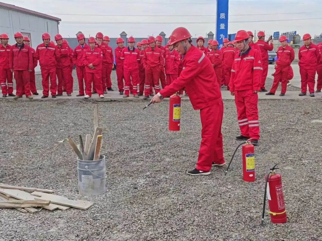 新疆項(xiàng)目部開(kāi)展火災(zāi)事故專(zhuān)項(xiàng)預(yù)案應(yīng)急救援演練(圖4)