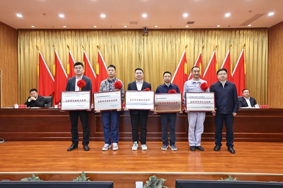 宜化集團召開氨醇項目成功投產(chǎn)總結(jié)表彰大會(圖4) 宜化集團召開氨醇項目成功投產(chǎn)總結(jié)表彰大會(圖4)