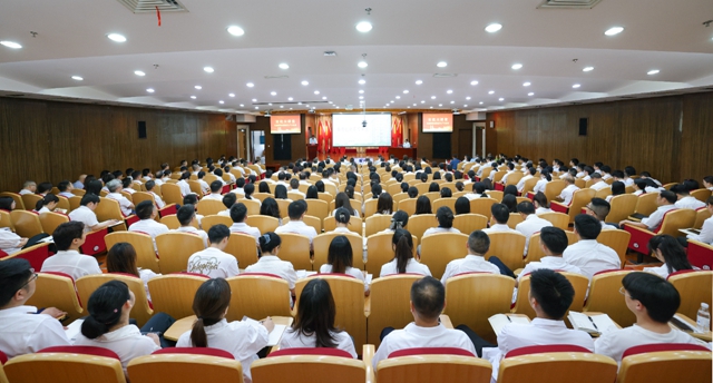 多氟多公司董事長李世江在“宜化大講堂” 作專題輔導(dǎo)(圖1) 多氟多公司董事長李世江在“宜化大講堂” 作專題輔導(dǎo)(圖1)