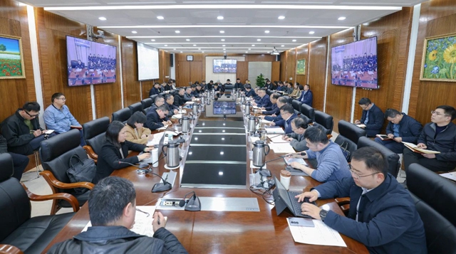 集團召開黨委（擴大）會議 部署開展深入貫徹中央八項規(guī)定精神學習教育(圖1)