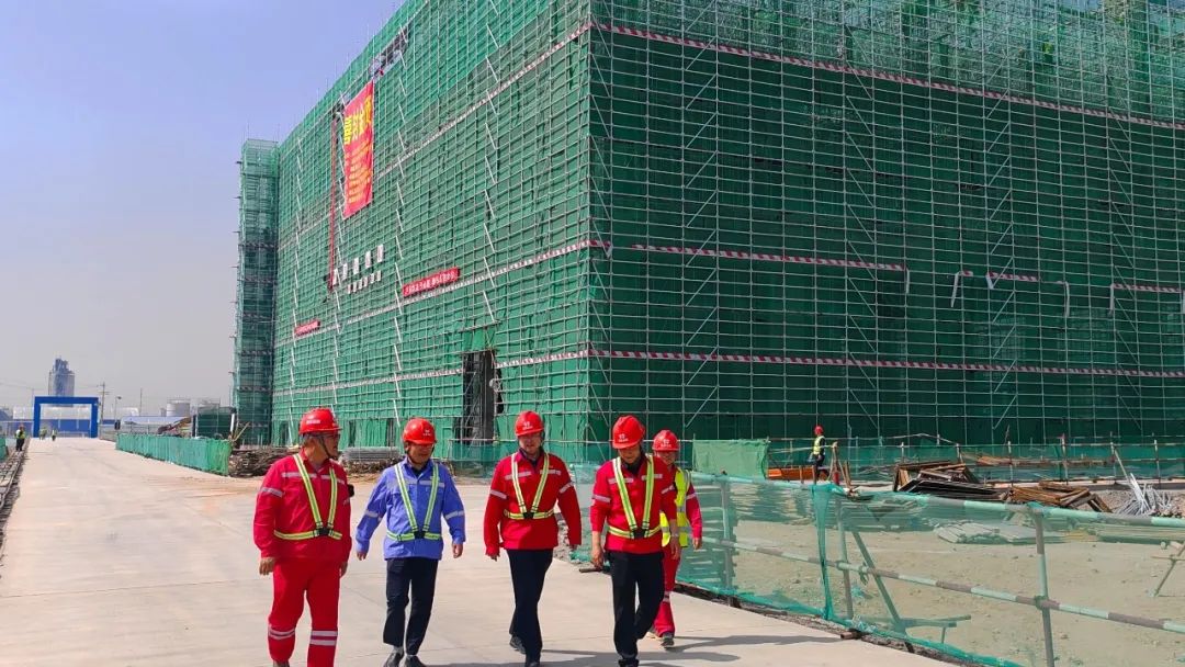 化機(jī)公司黨委書記、董事長、總經(jīng)理?xiàng)钪袧傻絻?nèi)蒙季戊四醇項(xiàng)目現(xiàn)場辦公(圖2)