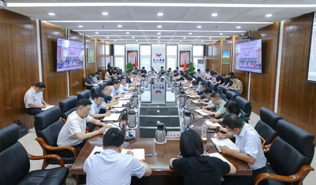 集團(tuán)召開(kāi)黨委(擴(kuò)大)會(huì)議傳達(dá)學(xué)習(xí)中央有關(guān)通報(bào)(圖1) 集團(tuán)召開(kāi)黨委(擴(kuò)大)會(huì)議傳達(dá)學(xué)習(xí)中央有關(guān)通報(bào)(圖1)