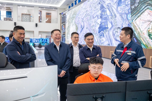 黃智華一行到新疆宜化和新疆宜化礦業(yè)調(diào)研(圖1) 黃智華一行到新疆宜化和新疆宜化礦業(yè)調(diào)研(圖1)