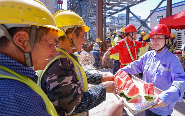 酷暑送清涼，關(guān)懷沁人心！宜化田家河園區(qū)全力保障職工高溫作業(yè)安全(圖1)