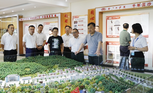 袁衛(wèi)東、王大真到金沙酒業(yè)調(diào)研指導(dǎo)工作