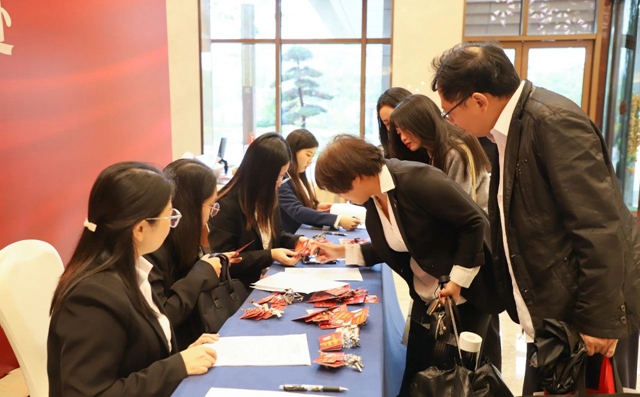 肩負重托共謀發(fā)展！集團七屆二次職代會代表報到并參觀田家河新項目