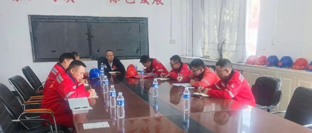 化機(jī)公司黨委書記、董事長(zhǎng)、總經(jīng)理?xiàng)钪袧傻絻?nèi)蒙宜化項(xiàng)目現(xiàn)場(chǎng)辦公