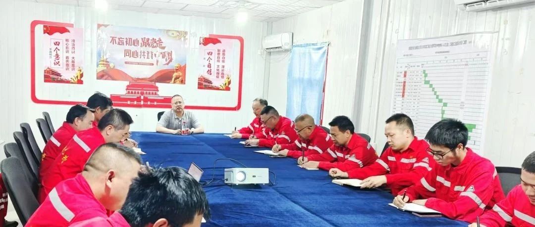 化機(jī)公司黨委書記、董事長、總經(jīng)理?xiàng)钪袧傻叫陆?xiàng)目部現(xiàn)場辦公