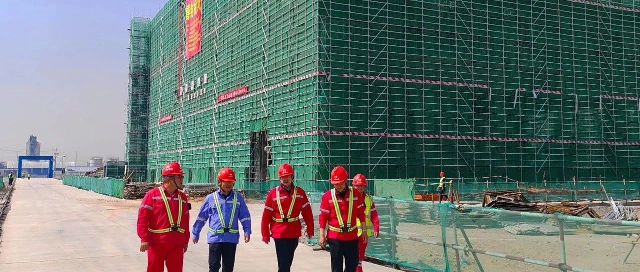 化機(jī)公司黨委書(shū)記、董事長(zhǎng)、總經(jīng)理?xiàng)钪袧傻絻?nèi)蒙季戊四醇項(xiàng)目現(xiàn)場(chǎng)辦公